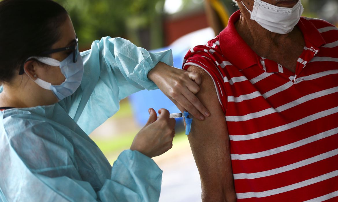 Prefeitura deverá iniciar no sábado a vacinação dos trabalhadores da Educação