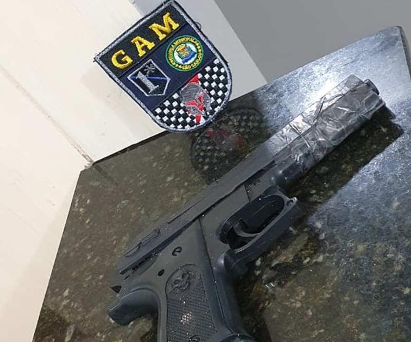 Homem é detido ao dispensar mochila com réplica de pistola no Santa Felícia