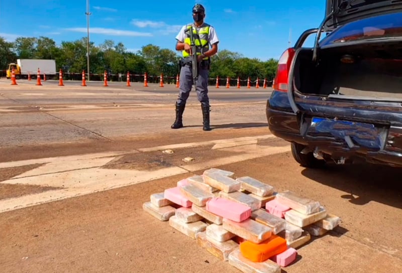 Dupla é presa com 50 tijolos de pasta base de cocaína na Rodovia Washington Luís (SP-310)