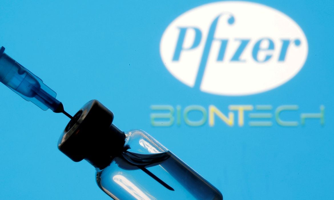 Primeiro lote de vacinas da Pfizer chega hoje ao Brasil