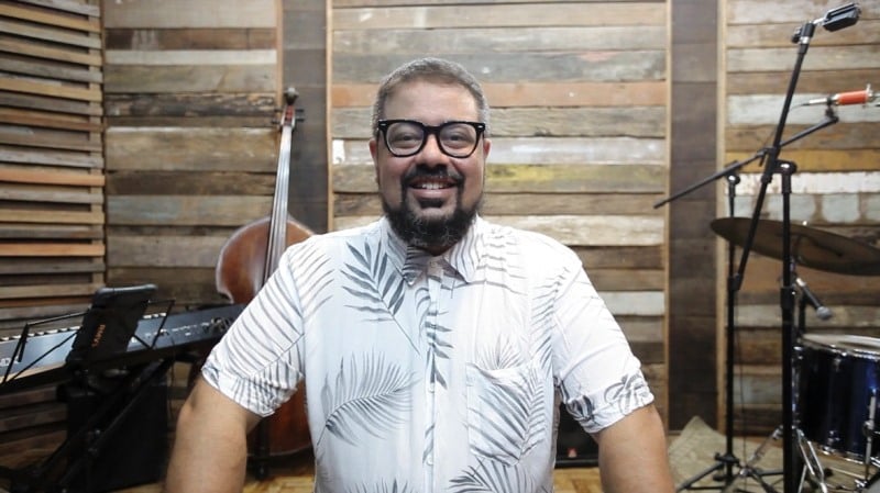 Pianista de São Carlos lança três vídeos com composições inéditas