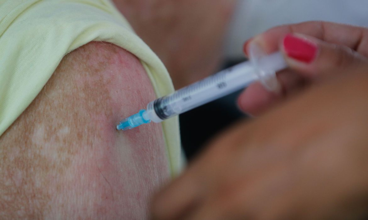 Pessoas já infectadas devem esperar um mês antes de vacinar