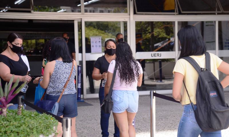 Feira de recrutamento oferece oportunidades para universitários