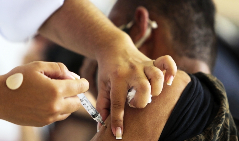 Bolsonaro promete 1 milhão de doses de vacinas ao dia