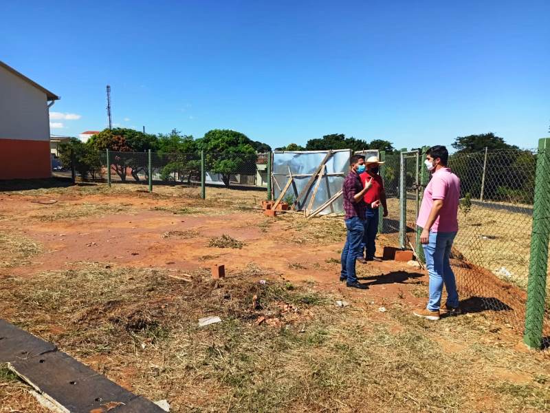 Vereadores questionam gastos para construção de campo de futebol