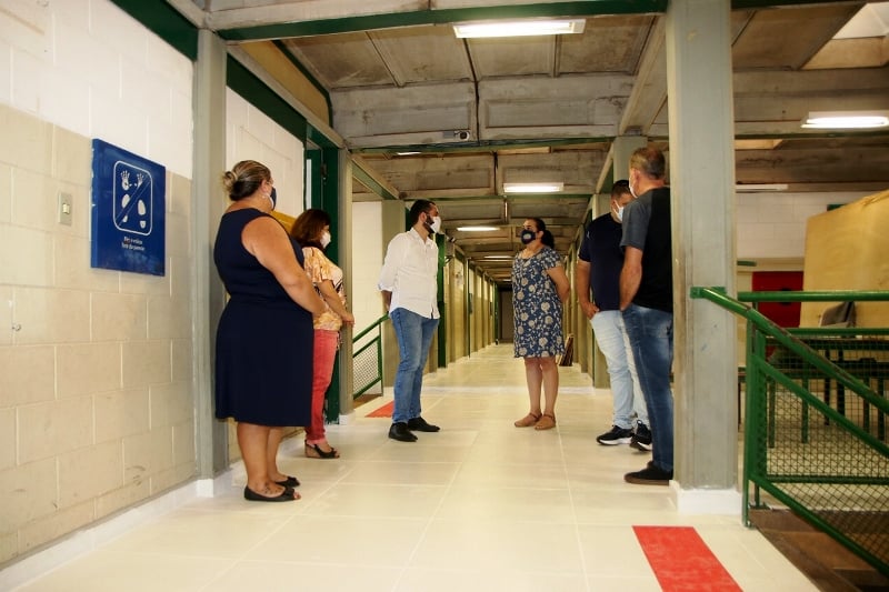 Emef do Caic Professor João Teixeira recebe obras de assentamento de piso