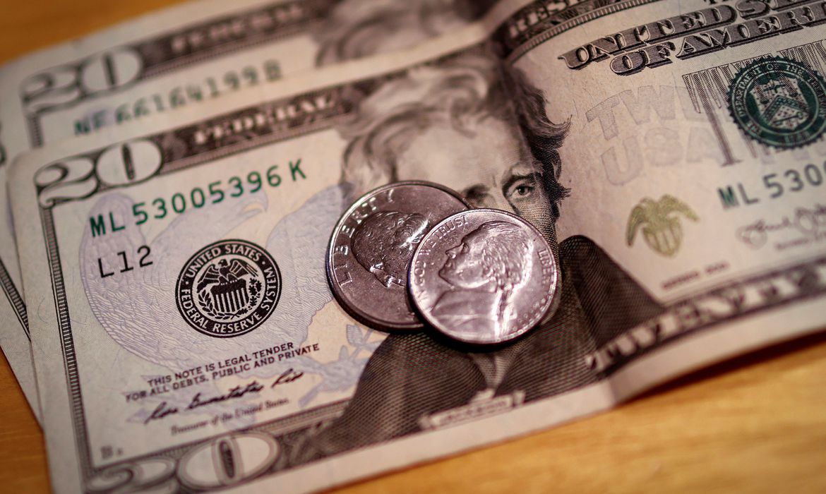 Dólar cai pelo terceiro dia seguido e aproxima-se de R$ 5,60