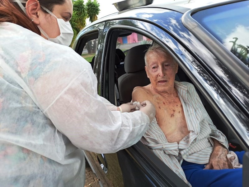 São Carlos antecipa para amanhã vacinação de idosos com 68 anos