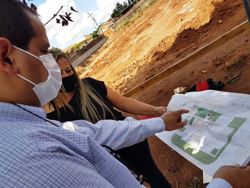 Roselei vistoria obras de escolas municipais em Água Vermelha e no Pacaembu