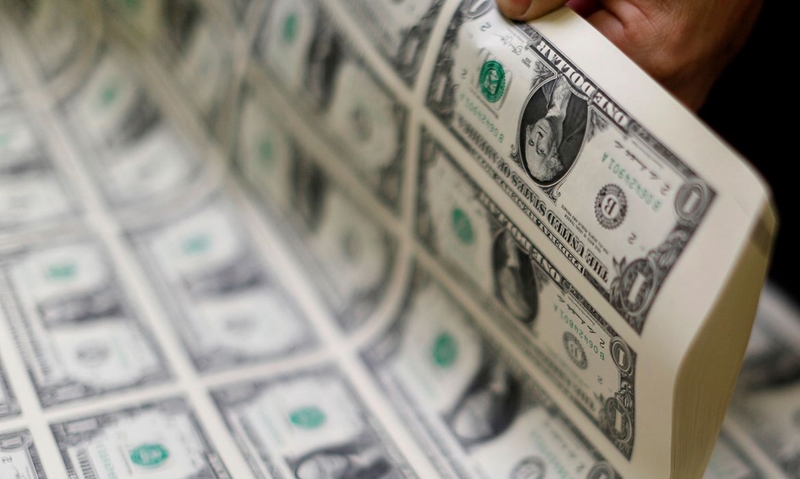 Dólar inicia abril em alta e fecha a R$ 5,71