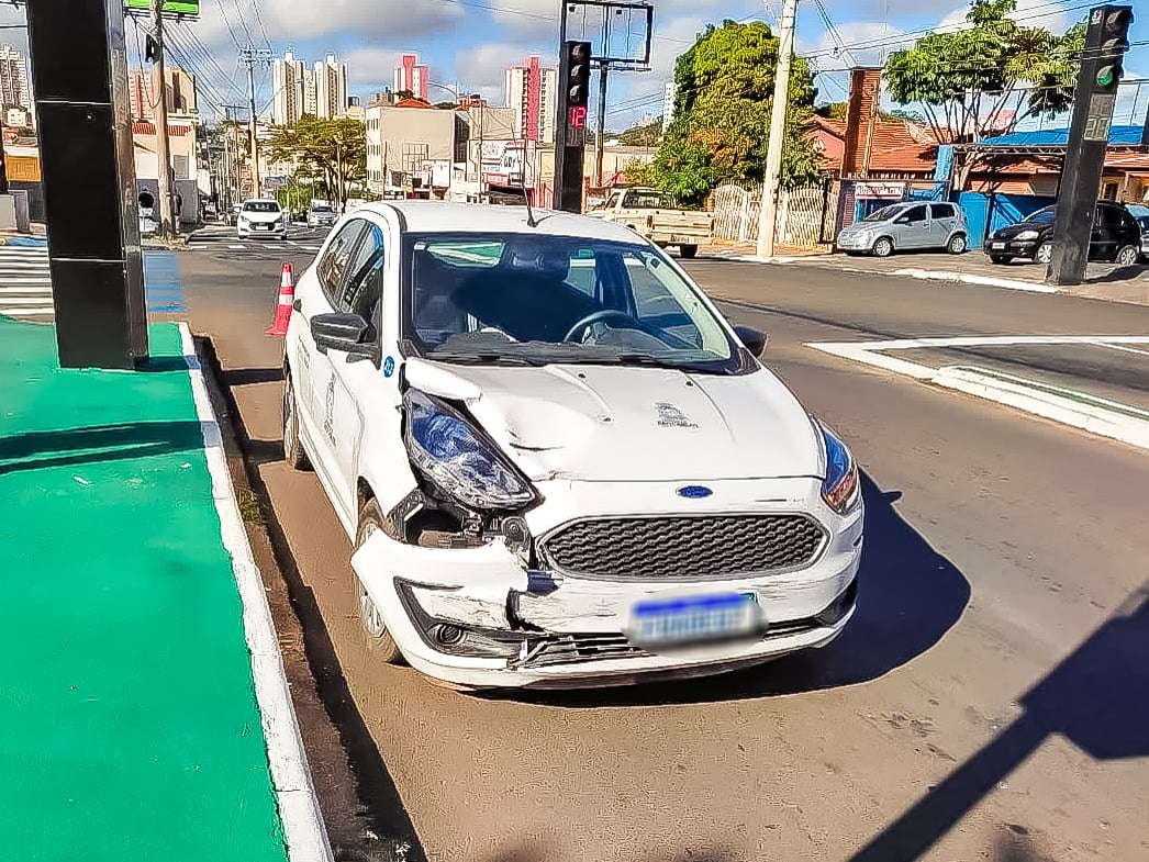 Automóveis se chocam em cruzamento na Vila Costa do Sol