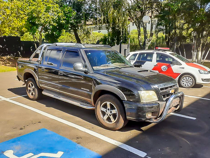 Casal é preso após encontro de objetos duvidosos e caminhonete roubada no Jardim Zavaglia