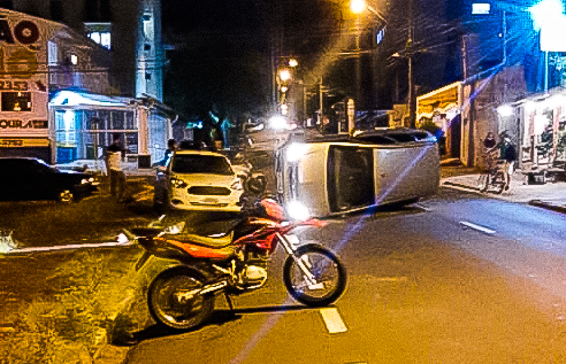 Meriva tomba após bater contra automóvel estacionado no Cidade Jardim