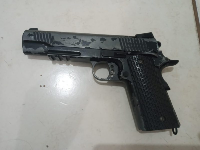 Dupla é detida com réplica de pistola na área rural de Ibaté