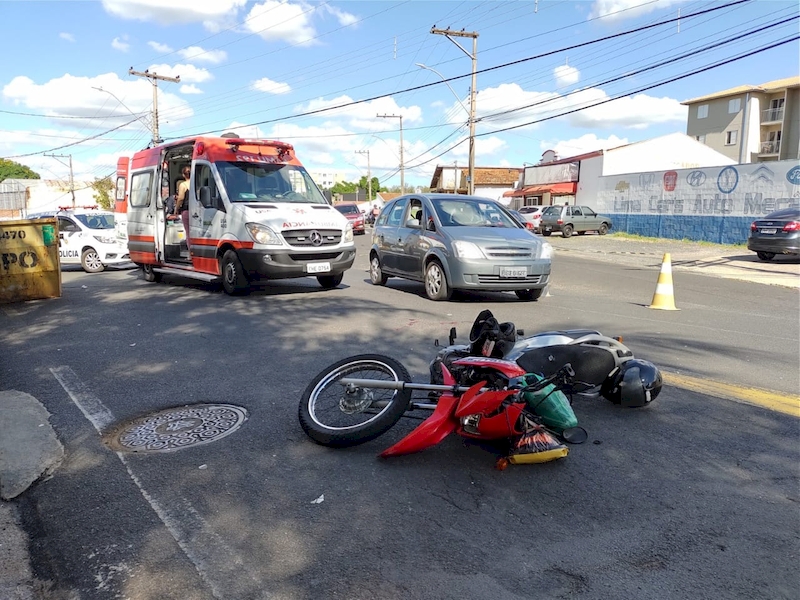 Motociclista fica gravemente ferido após bater em caçamba de entulhos na Vila Nery
