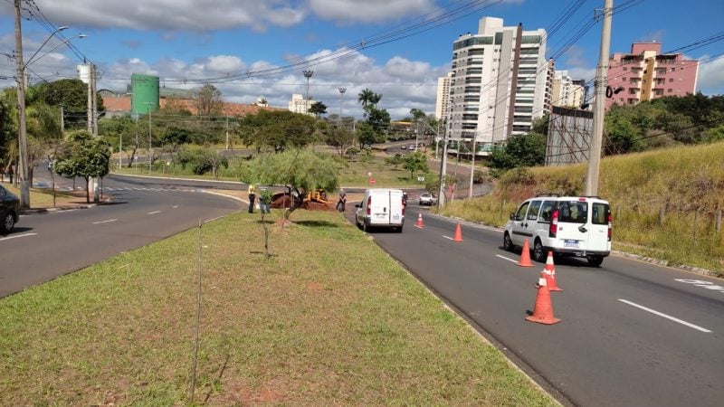 SAAE conserta adutora rompida na Avenida Bruno Ruggiero