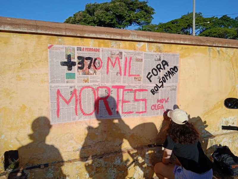 Estudantes são flagradas colando cartazes contra Bolsonaro no muro do Cemitério