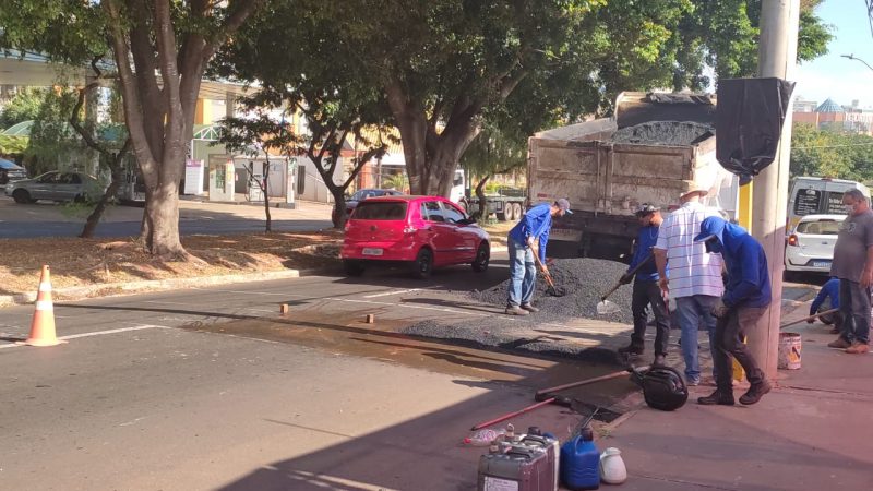 Prefeitura instala lombada na Avenida Tancredo Neves