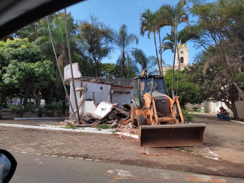 Prefeitura realiza demolição de banheiro na Praça da Igreja Santo Antônio