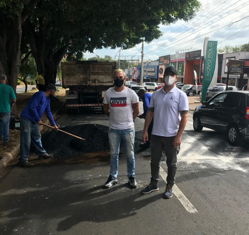 Instalação de redutor atende pedido de comerciantes e moradores na Tancredo Neves