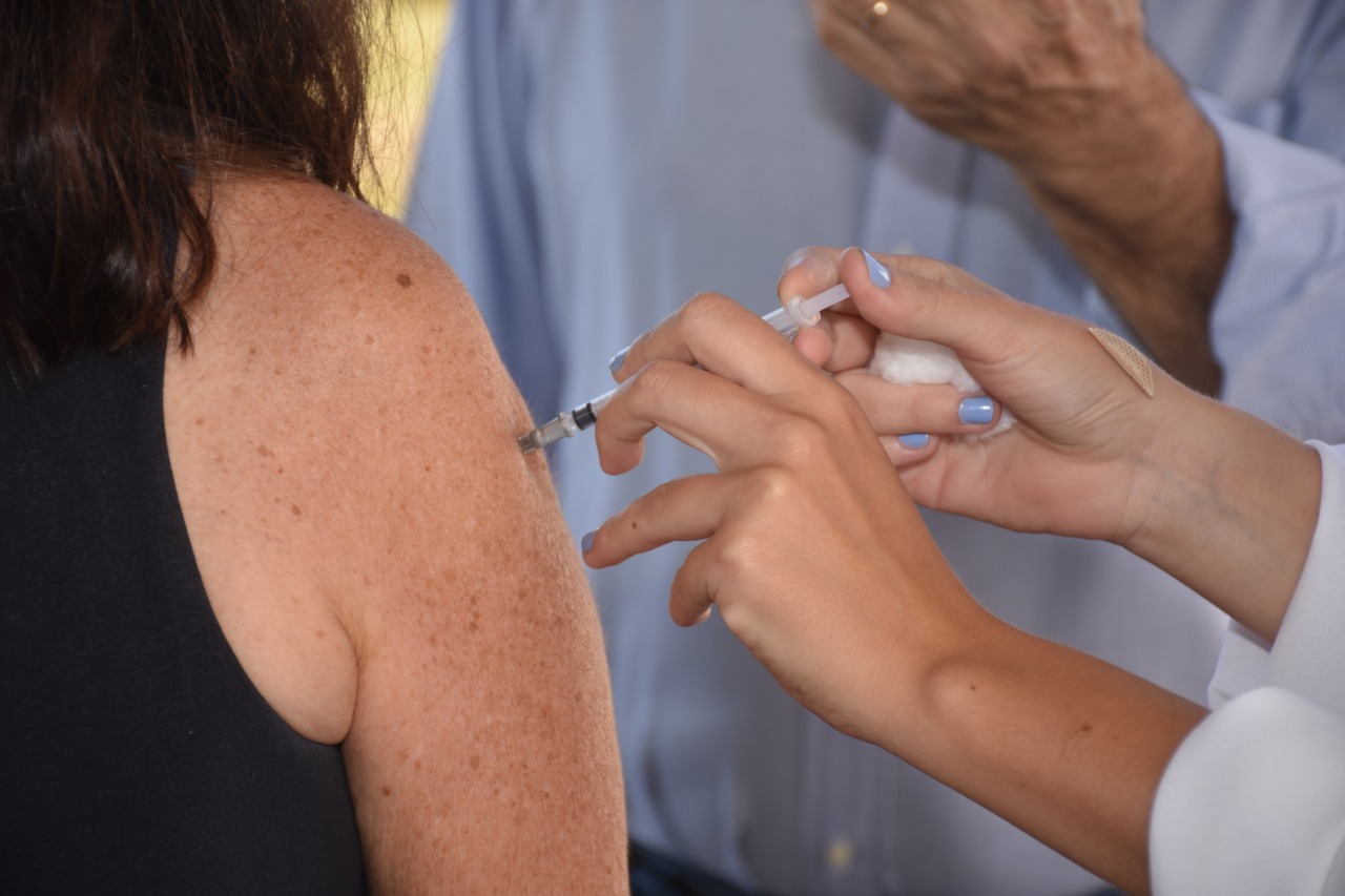 São Carlos inicia vacinação de pessoas com comorbidades e com BPC de 45 e 49 anos