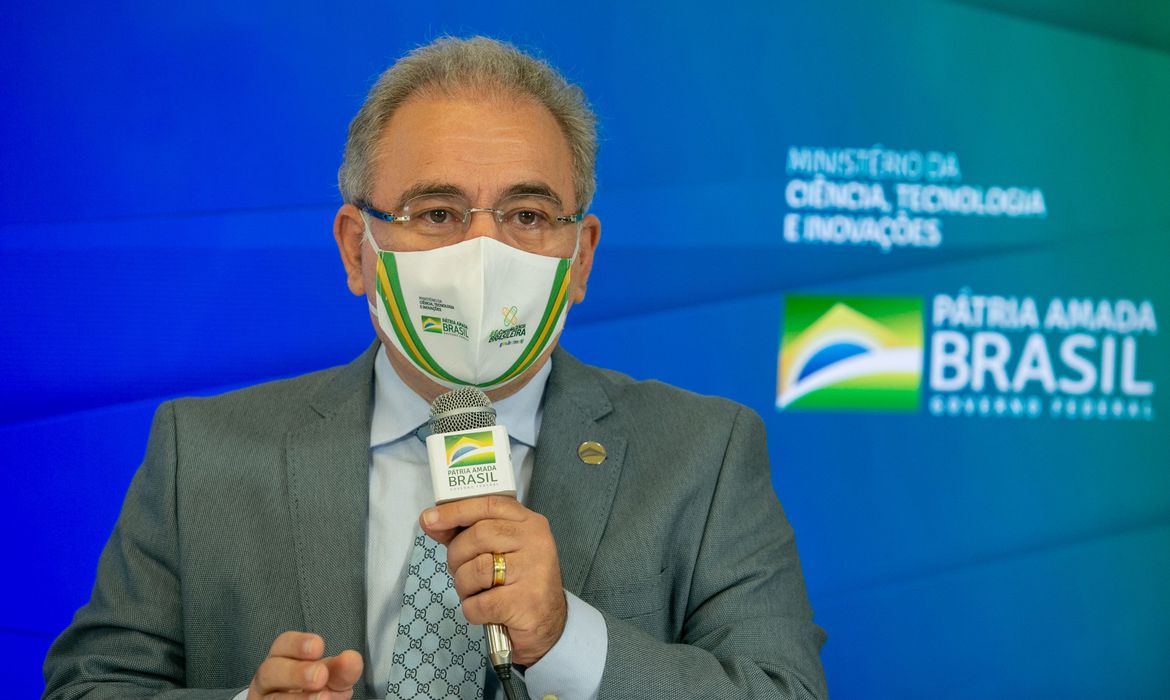 Ministro anuncia aquisição de 4,5 milhões de kits para intubação