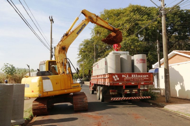 Prefeitura realiza drenagem no 2º Distrito Industrial e região do Iguatemi