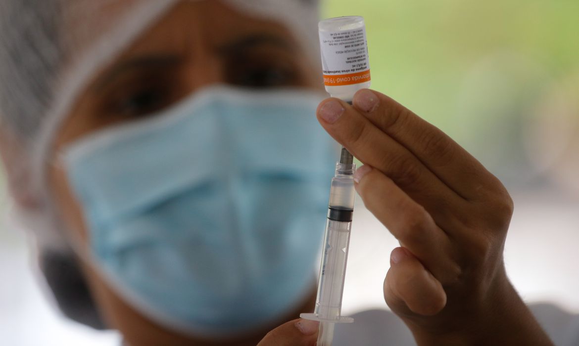 Saúde vai antecipar vacinação de profissionais da educação