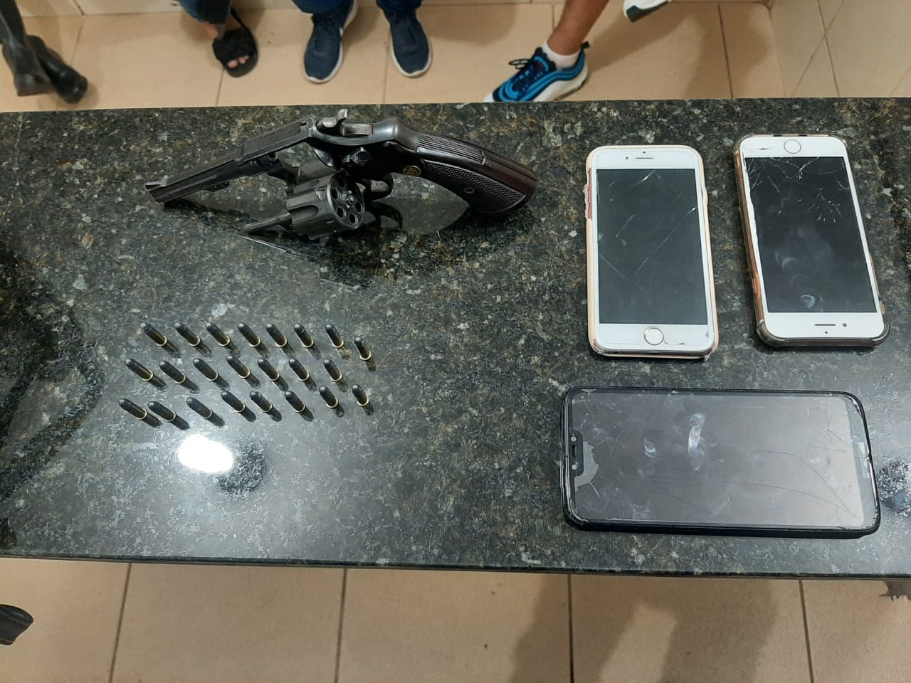 Quatro são detidos e um acaba preso com revólver e munições em automóvel no Jardim Botafogo