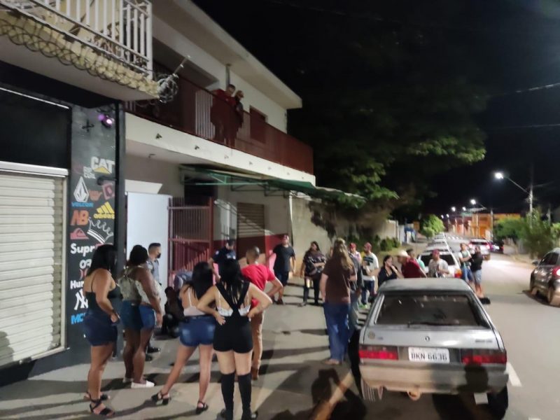 Baile clandestino com mais de 100 pessoas é interditado em São Carlos