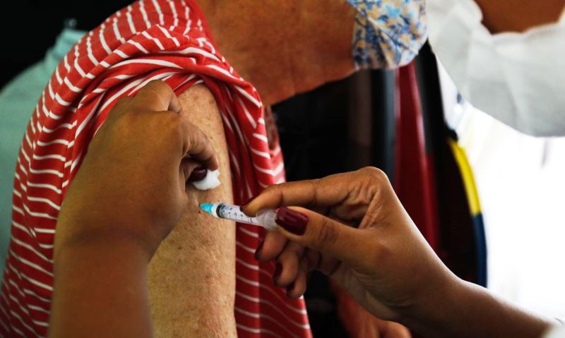 Vacinação contra Covid evita 43 mil mortes de idosos em 13 semanas em todo Brasil