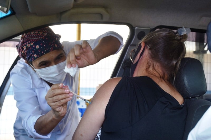 São Carlos inicia a vacinação de profissionais da educação básica com 45 anos ou mais