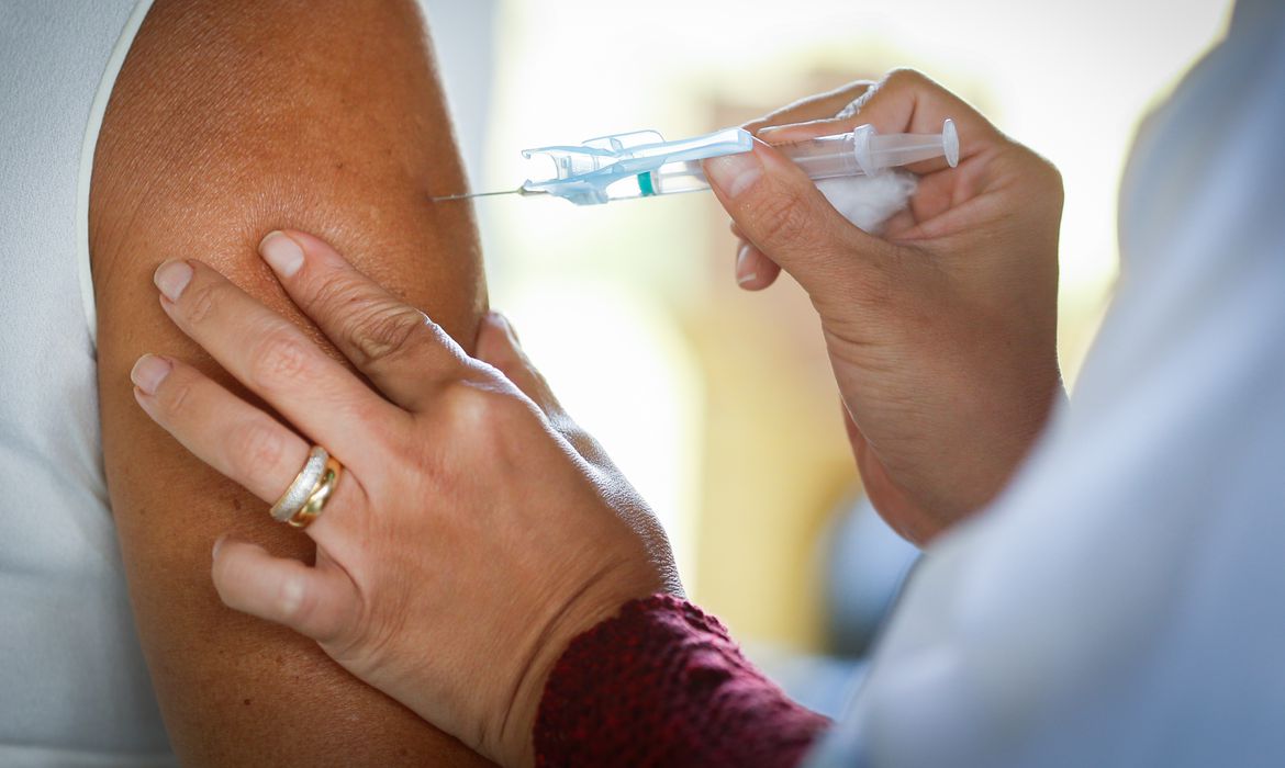 Pessoas com mais de 18 anos podem receber xepa de vacina