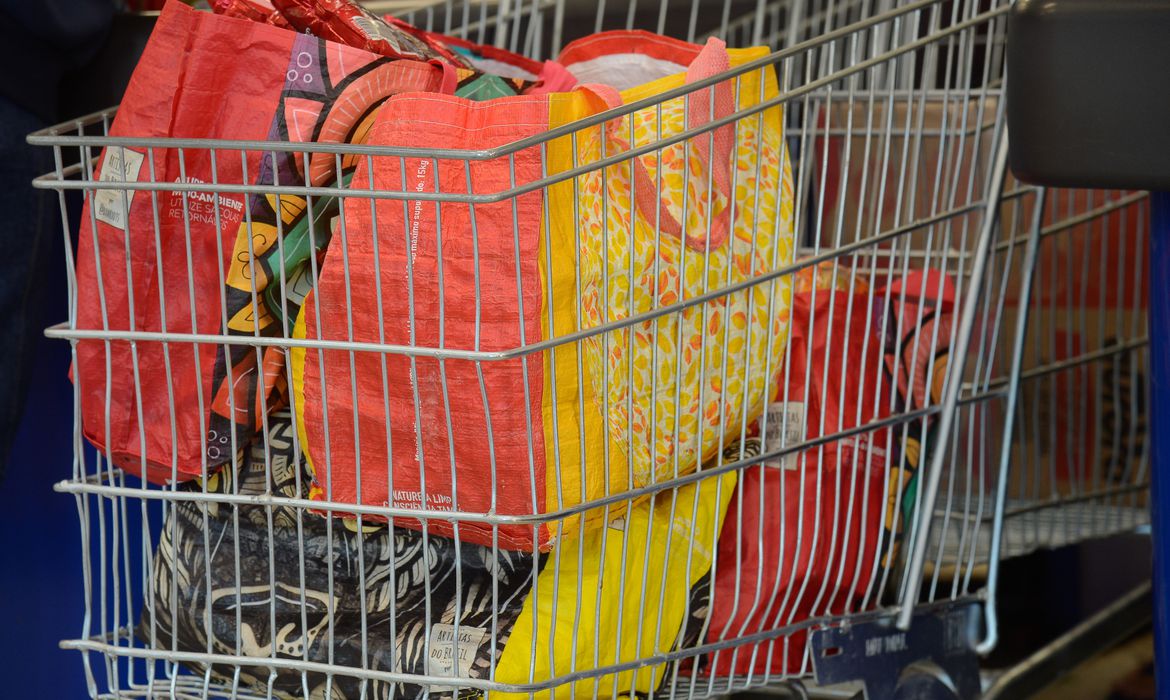 Supermercados tiram de circulação 4,3 bilhões de sacolas plásticas
