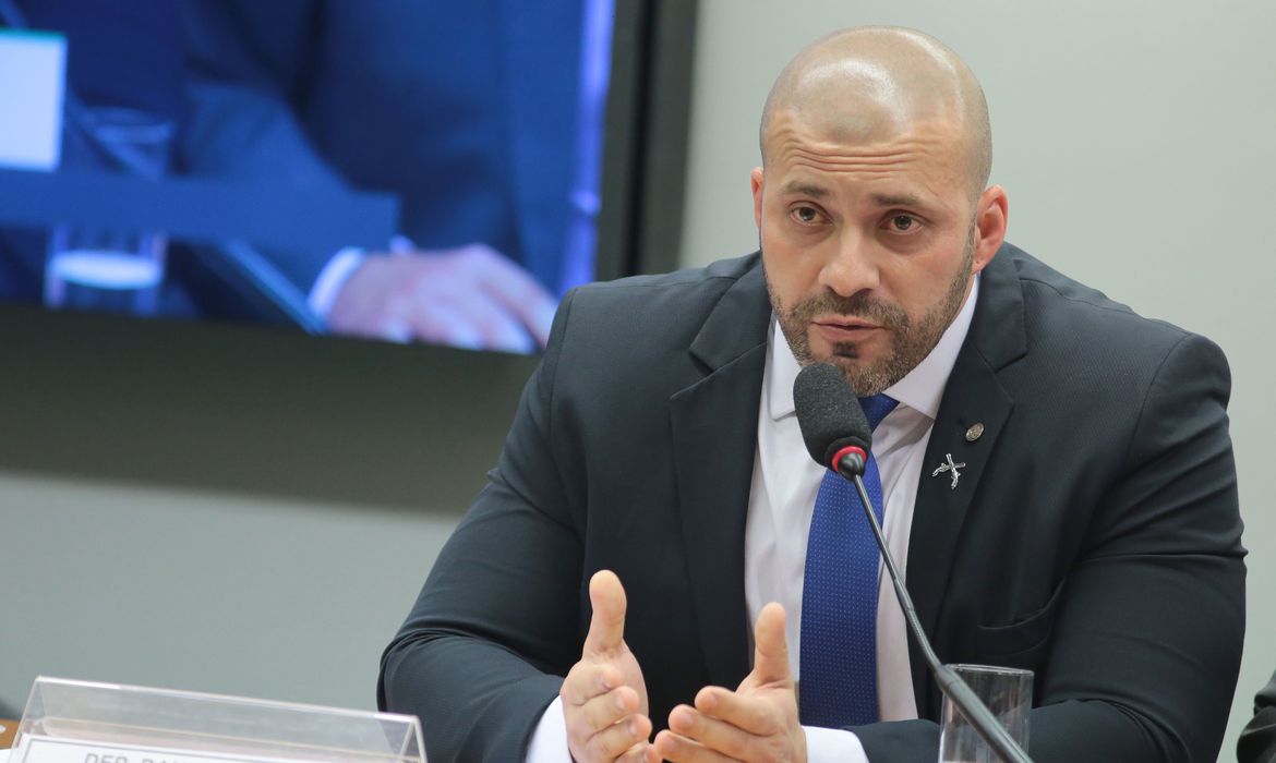 Relator pede suspensão do mandato de Daniel Silveira