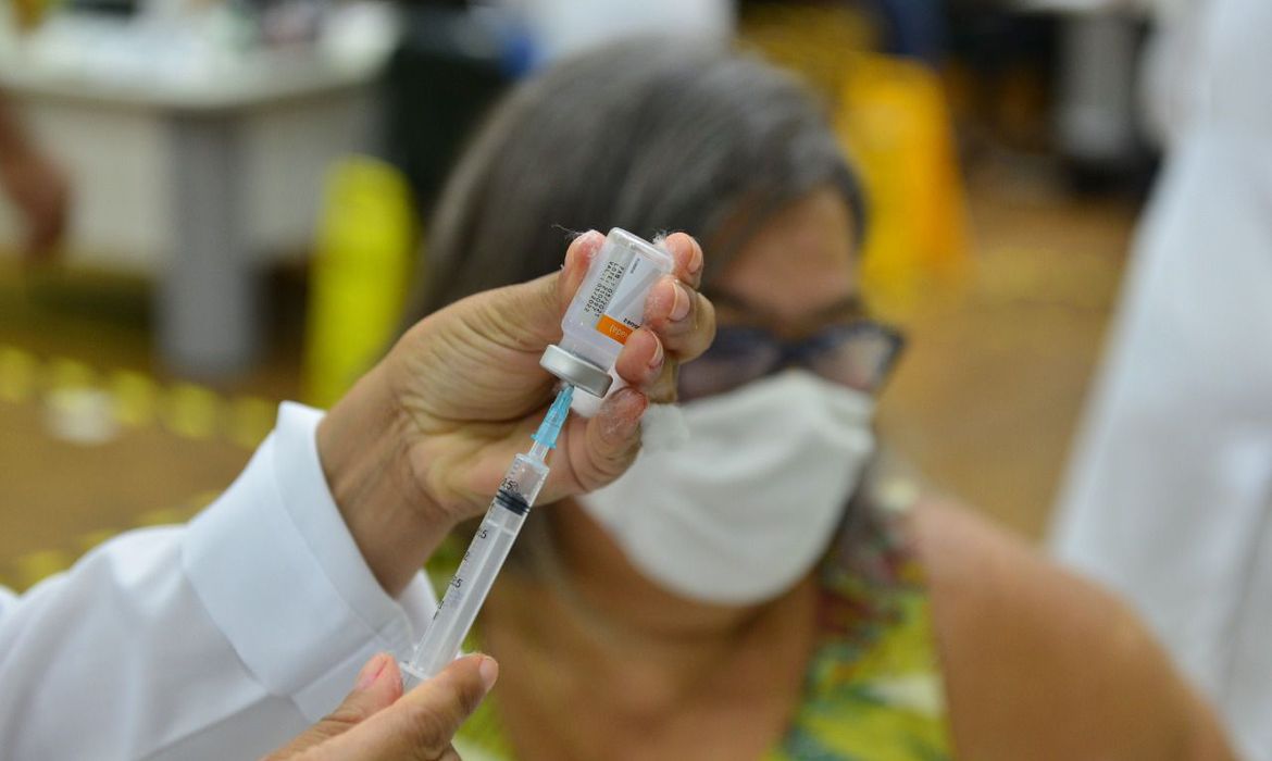 São Paulo antecipa vacinação de todos trabalhadores da educação básica para esta sexta (11)