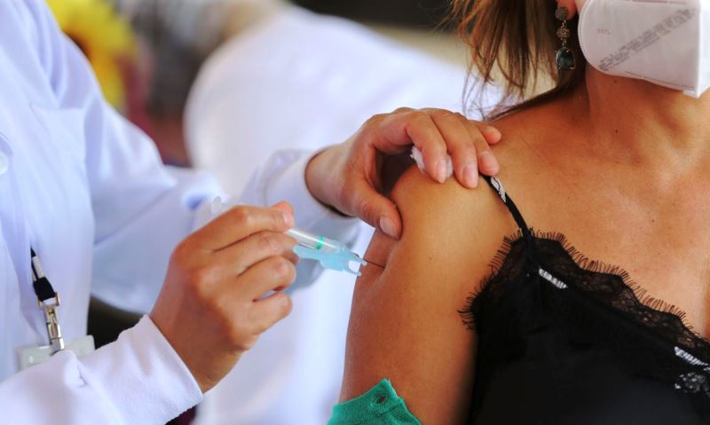 Estado de São Paulo vacinará todos os adultos até 20 de agosto, diz jornal