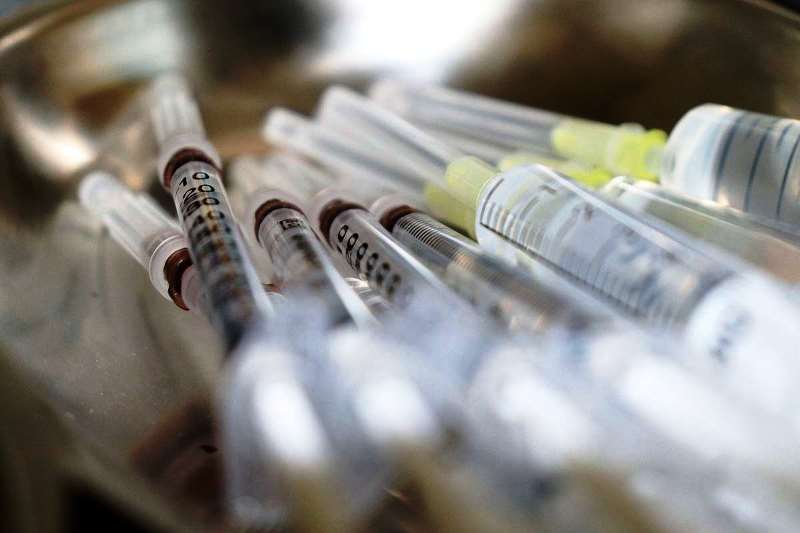 Médica é exonerada por suposto desvio de vacinas para membros do Judiciário