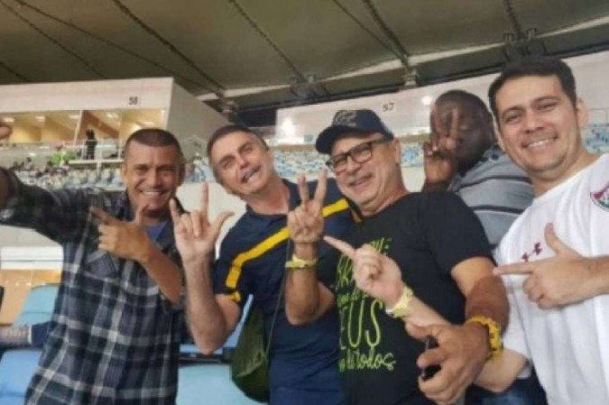 Fabrício Queiroz posta foto com Bolsonaro e aliados e reclama de abandono