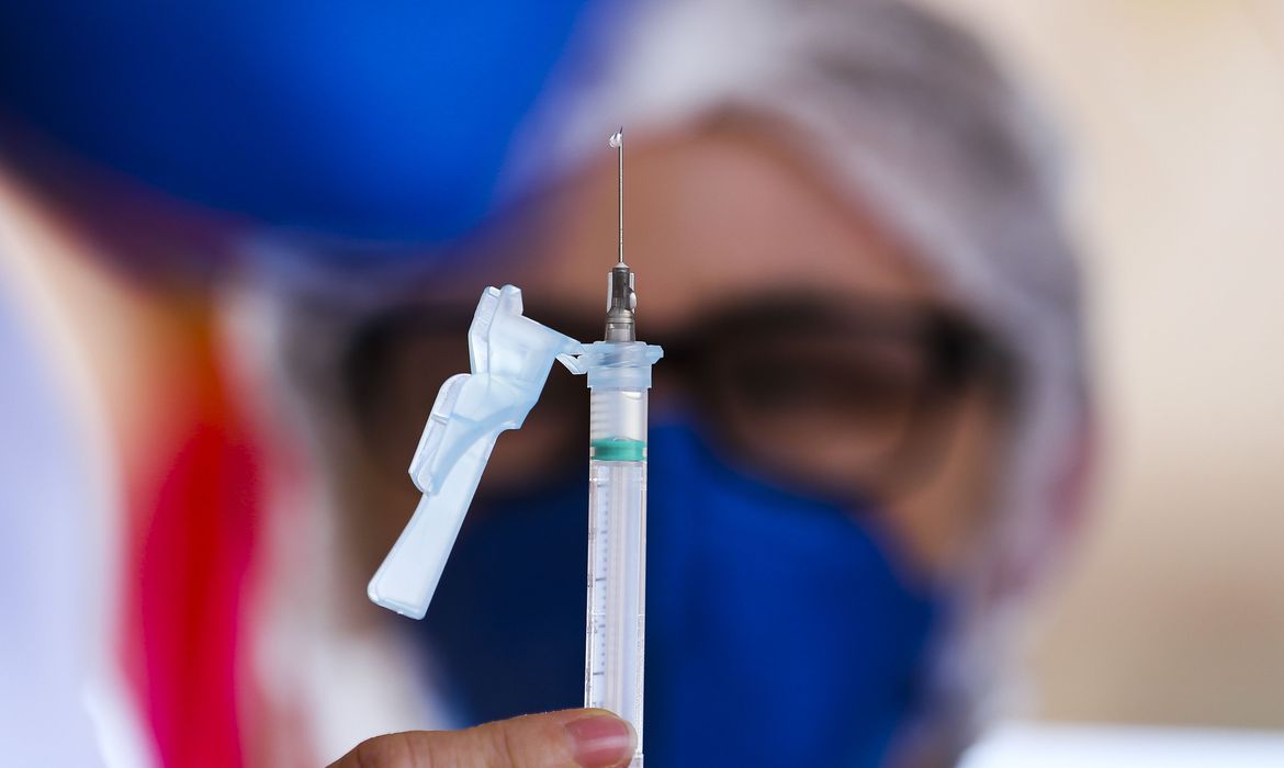 Governo de SP antecipa calendário de vacinação contra covid-19