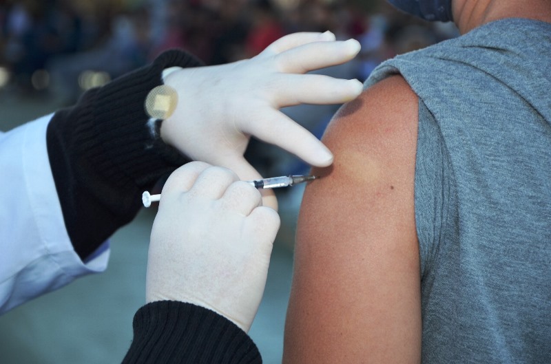 Vacinação em São Carlos está 10 pontos percentuais à frente do Brasil