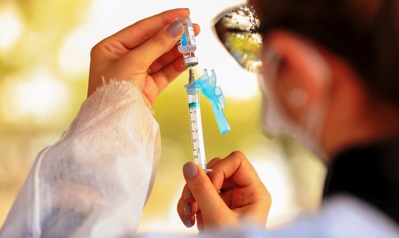 Fiocruz recebe insumo para 5 milhões de doses de vacina