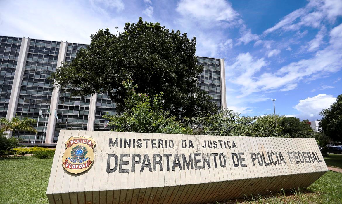 Operação da Polícia Federal mira acusados de fraudar auxílio emergencial