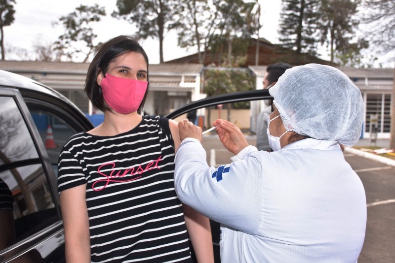 São Carlos continua vacinação de forma escalonada
