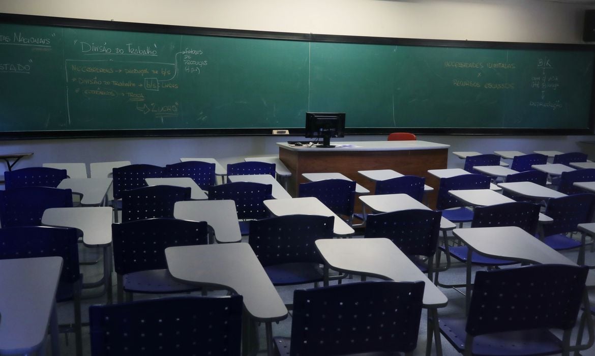 Variante Delta suspende aulas em 36 cidades do estado do Rio