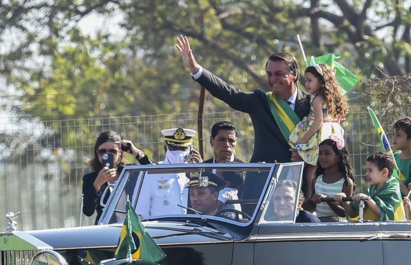 Bolsonaro diz que ‘sanha ditatorial’ não chegará ao País e que tem apoio de Deus