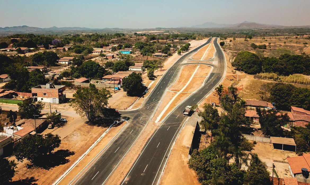 Governo inaugura 96 quilômetros de rodovia pavimentada