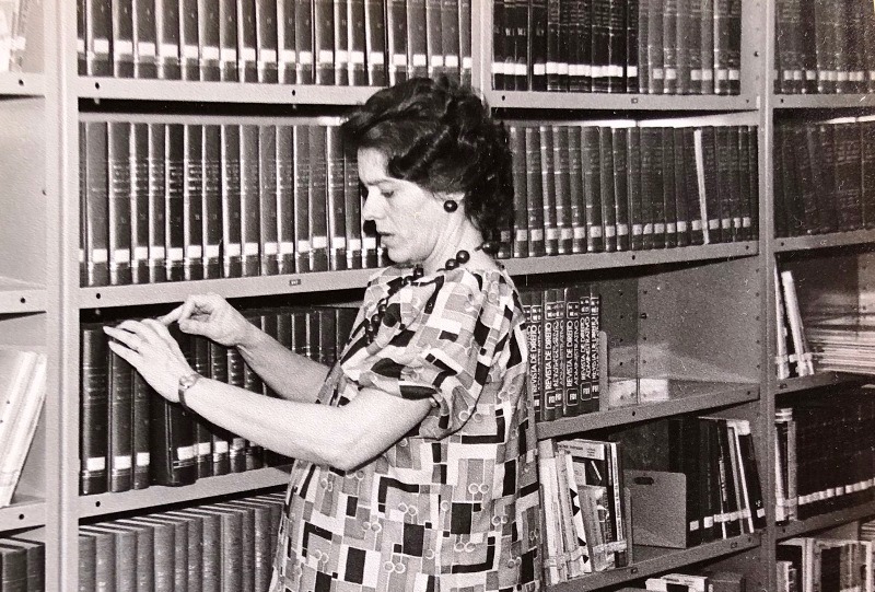 Lei de Marquinho oficializa nome de Maria Thereza Petrilli à Biblioteca Municipal localizada anexo a EMEB