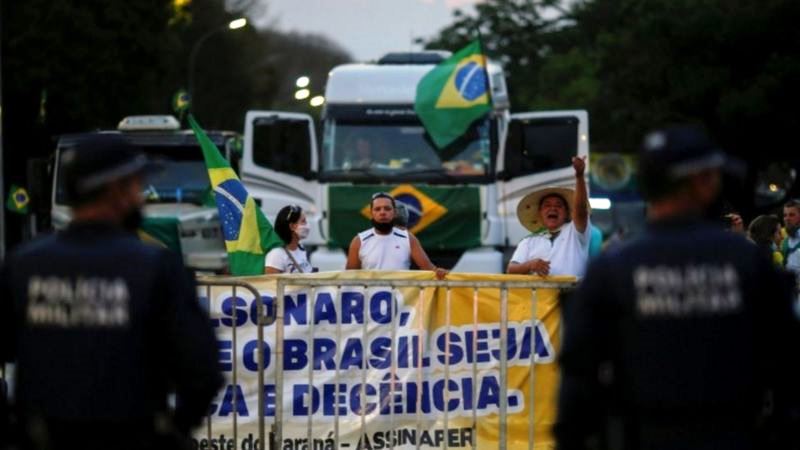 Caminhoneiros suspendem bloqueio das estradas após pedido de Bolsonaro