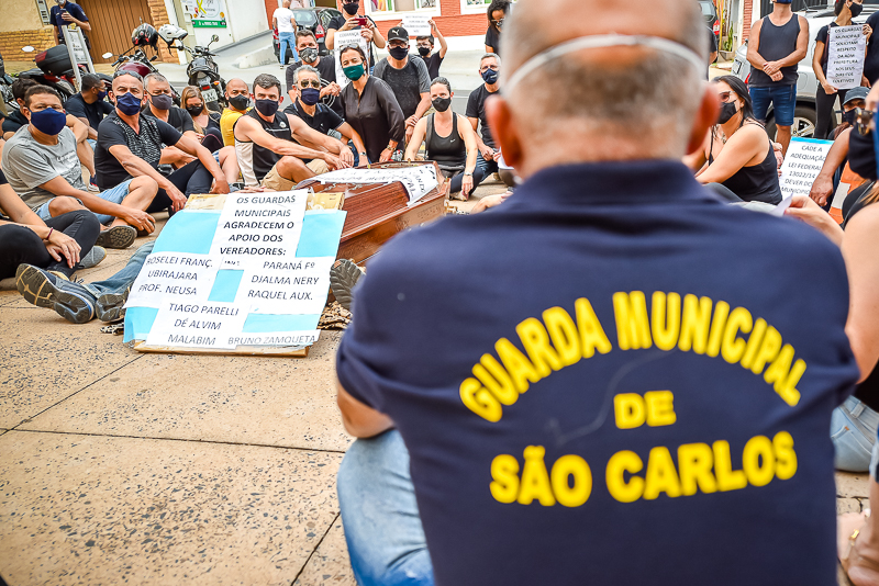 Guardas Municipais se unem e com um ‘caixão’ protestam em frente ao Paço Municipal de São Carlos